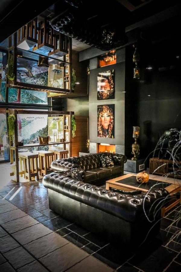 Les Suites M Wanze Luaran gambar